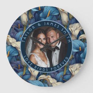 Grande Horloge Ronde Mariage Moderne avec Lys Callas Bleus Classiques