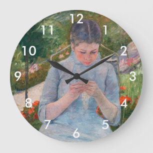 Grande Horloge Ronde Mary Cassatt - Jeune fille cousant dans un jardin