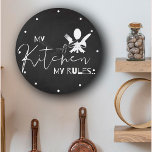 Grande Horloge Ronde MÊME MA CUISINE MES RÈGLES Typographie noir blanc<br><div class="desc">MÊME MA CUISINE MES RÈGLES Typographie Blanc Noir Grande horloge. "MY KITCHEN MY RULES" citation en blanc sur un arrière - plan noir dans un joli style typographique en fait un endroit parfait pour le décor de cuisine. Pour toute personnalisation,  n'hésitez pas à me contacter à mypaperlove2021@gmail.com</div>