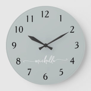 Grande Horloge Ronde Minimaliste Signature Script Monogramme Vert Sauge