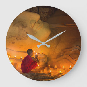 Grande Horloge Ronde Moine priant près d'un Bouddha