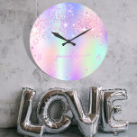 Grande Horloge Ronde monogram<br><div class="desc">Un arrière - plan holographique branché aux couleurs pastel unicorne et arc-en-ciel rose, violet, or rose, vert menthe. Décoré avec de la poussière de parties scintillant en rose et violet. Personnalisez et ajoutez un nom, écrit avec un script de style à la main moderne avec des swashes. Lettres de couleur...</div>