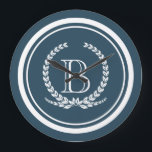 Grande Horloge Ronde Monogram design<br><div class="desc">Conception de monogramme avec décoration de couronne de laurier en forme arrondie rayée sur arrière - plan bleu</div>