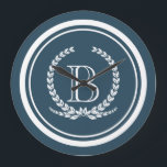 Grande Horloge Ronde Monogram design<br><div class="desc">Conception de monogramme avec décoration de couronne de laurier en forme arrondie rayée sur arrière - plan bleu</div>