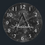Grande Horloge Ronde Monogramme à étincelle noire Nom et initiale<br><div class="desc">Étoiles à étincelles noires et blanches et Monogramme Shimmer Nom et horloge murale initiale de service. L'horloge murale fait le cadeau parfait pour quelqu'un qui aime le scintillement noir et blanc.</div>
