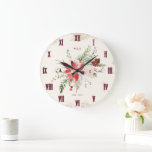Grande Horloge Ronde Monogramme cadeau de Noël Russe Noël<br><div class="desc">Elevez votre décor de vacances avec notre Vintage horloge murale de Noël en désordre - un morceau intemporel et charmant qui combine magnifiquement l'esthétique rustique de la ferme avec l'élégance saisonnière. Cette horloge présente un design captivant, agrémenté de verdure hivernale et d'un bouquet de poinsettia luxuriant, évoquant l'enchantement des vacances....</div>
