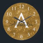 Grande Horloge Ronde Monogramme de l'étincelle d'or Nom et initiale<br><div class="desc">Nom du monogramme et de l'étincelle d'or jaune et de l'étincelle de Shimmer et horloge murale de service initial. L'horloge murale est le cadeau parfait pour quelqu'un qui aime la parties scintillant dorée brillante.</div>