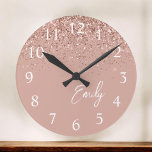 Grande Horloge Ronde Monogramme de Parties scintillant rose pâle Rose<br><div class="desc">Girly Rose Gold Blush Pink Sparkle Glitter Brushed Script Monogram Nom de Clock. This makes the perfect sweet 16 birthday,  wedding,  bridal shower,  anniversary,  baby shower or bachelorette party gift for someone that loves glam luxury and chic styles.</div>