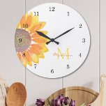 Grande Horloge Ronde Monogramme de tournesol<br><div class="desc">Cette horloge murale joyeuse est décorée avec un tournesol jaune aquarelle et monogramme dans la typographie stylisée. Il est facilement personnalisable et fait un grand cadeau pour un amoureux du tournesol. Aquarelle originale © Michele Davies.</div>