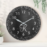 Grande Horloge Ronde Monogramme d'étincelle à Parties scintillant noire<br><div class="desc">Easily personalize this trendy elegant clock design featuring pretty black sparkling glitter on a black brushed metallic background.</div>