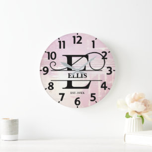Grande Horloge Ronde Monogramme E en Lavande Pâle en Distress