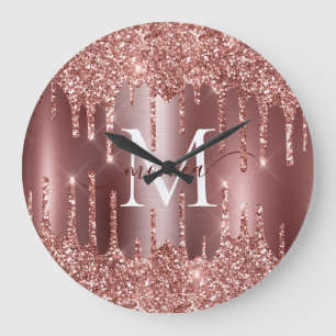Grande Horloge Ronde Monogramme personnalisé sur un mur avec des coulur