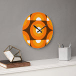 Grande Horloge Ronde Motif artistique rétro de cercles orange marron fu<br><div class="desc">Cette conception de cadran mural artistique présente un motif contemporain étonnant de cercles et de carrés géométriques en jaune foncé, orange clair et blanc, sur fond marron foncé. Il dégage une ambiance ornée, élégante et stylée, ce qui le rend parfait pour la fashionista artistique chic, la diva artistique, la trendsetter...</div>