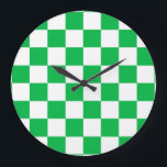 Grande Horloge Ronde Motif blanc À damiers blanc vert<br><div class="desc">Coche verte et blanche À damiers conception Motif Carré géométrique</div>