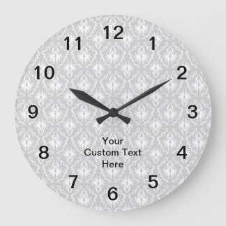 Grande Horloge Ronde Motif Damas gris avec texte noir personnalisé.