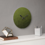 Grande Horloge Ronde Motif géométrique du maillage vert de l'Armée<br><div class="desc">Militaire dégradé géométrique maillage motif triangles ombre. Huile verte d'olive foncée de l'armée pour équipement de soldat,  camo. Il imite les paysages militaires naturels,  la résistance,  l'endurance,  la résilience. Les sous-tons de terre se connectent à la nature,  au sol. Symbolise l'héritage militaire,  l'utilité extérieure.</div>