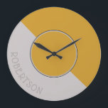 Grande Horloge Ronde Moutarde graphique et Taupe chauds personnalisés<br><div class="desc">Une déclaration de mode chic pour toute pièce dans votre maison ! Horloge murale graphique diagonale chaude de moutarde et de taupe avec le graphique central audacieux et votre nom personnalisé en texte incurvé.</div>