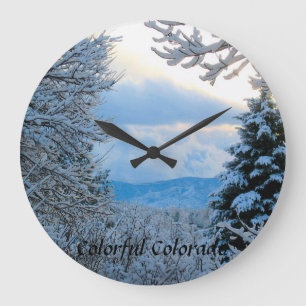 Grande Horloge Ronde Neige sur pins dans les montagnes rocheuses du Col