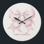 Grande Horloge Ronde Nœud papillon rose tendance personnalisé avec nom<br><div class="desc">Ajoutez une touche d'élégance intemporelle à votre décoration avec l'horloge personnalisée avec nom et monogramme Trendy Pink Bow. Dotée d'un nœud coquet chic prépa dans un design aquarelle rose doux, cette horloge combine le charme girly vintage avec la sophistication moderne. Le monogramme personnalisé en fait un cadeau unique et attentionné,...</div>