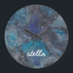 Grande Horloge Ronde Nom de l'Explorateur d'espace<br><div class="desc">Inspirer l'espace ou les passionnés de science dans votre vie avec cette horloge thématique de l'espace avec une galaxie peinte à la main remplie d'étoiles et de planètes. Avec le nom de votre petit astronaute. Le texte est entièrement personnalisable. Une partie d'une collection de studios de colis.</div>