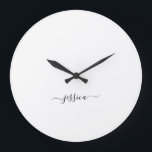 Grande Horloge Ronde Nom de script noir simple<br><div class="desc">Horloge murale moderne avec un design minimaliste blanc et un script simple en lettres noires. Personnalisez avec votre nom.</div>