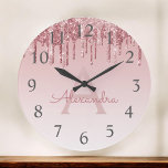 Grande Horloge Ronde Nom et initiale roses de monogramme de parties<br><div class="desc">Rougissent rose - le nom rose de monogramme de parties scintillantes d'étincelle d'égoutture d'Ombre d'or et l'horloge murale initiale de portion. L'horloge murale fait le cadeau parfait pour quelqu'un qui aime les parties scintillantes roses d'étincelle.</div>