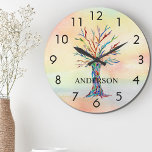 Grande Horloge Ronde Nom Monogramme Arborescence arc-en-ciel<br><div class="desc">Cette horloge murale colorée est décorée d'un arbre en mosaïque aux couleurs de l'arc-en-ciel sur un arrière - plan d'aquarelle. Facilement personnalisable avec votre nom ou monogramme. Parce que nous créons notre propre oeuvre,  vous ne trouverez pas cette image exacte d'autres designers. Mosaïque originale et aquarelle © Michele Davies.</div>