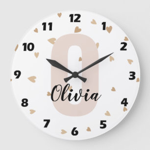 Grande Horloge Ronde Nom monogramme esthétique en or rose avec cœurs