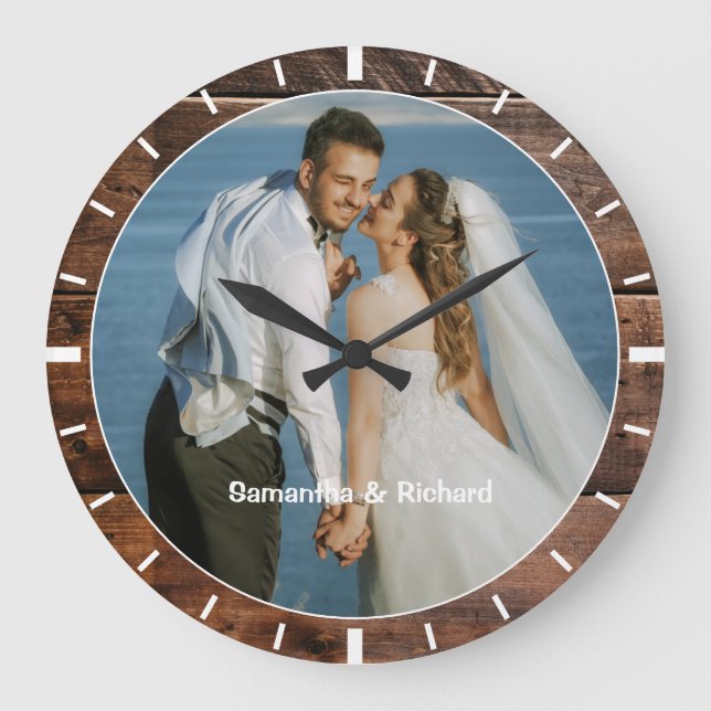Grande Horloge Ronde Nom personnalisé Mariage Photo Rustic Dark Wood (Recto)