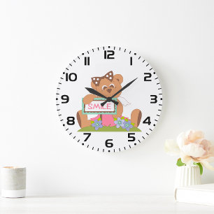 Grande Horloge Ronde Nounours avec noeud papillon tenant un panneau sou
