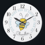 Grande Horloge Ronde Nourriture personnalisée pour abeilles<br><div class="desc">Jolie abeille personnalisée avec ces mots : notre douce abeille est heureuse comme elle peut l'être. Joli style d'abeille dessinée à la main avec le nom du bébé et le dicton dans une typographie bleu pastel. Customisez avec le nom de votre bébé.</div>