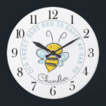 Grande Horloge Ronde Nourriture personnalisée pour abeilles<br><div class="desc">Jolie abeille personnalisée avec ces mots : notre douce abeille est heureuse comme elle peut l'être. Joli style d'abeille dessinée à la main avec le nom du bébé et le dicton dans une typographie bleu pastel. Customisez avec le nom de votre bébé.</div>