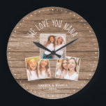 Grande Horloge Ronde NOUS VOUS AIMONS NANA Custom Photo Collage Fête de<br><div class="desc">Moderne 3 photo collage horloge avec un message personnalisable maintenant lecture WE LOVE YOU NANA, avec 3 cadres photos préférées en dessous sur un arrière - plan rustique de style ferme (imprimé). Faites-le vous-même en ajoutant vos noms et votre année ci-dessous. Un cadeau unique et personnel pour la meilleure nana...</div>