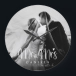 Grande Horloge Ronde Nouveaux mariés Romantique Moderne Personnalisé Gr<br><div class="desc">Cette horloge élégante présente votre meilleure photo mariage,  avec une élégante typographie manuscrite blanche "mr and mrs" et un spot pour ajouter votre nom de famille. Un cadeau parfait pour les mariages,  les anniversaires,  etc.</div>