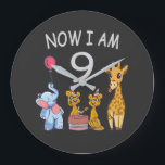 Grande Horloge Ronde Now I le 9e anniversaire du Birthday<br><div class="desc">Joyeux 9e anniversaire. Funny and lovely Kids Birthday design with a cute Elephant,  two ferrets and a girafe celebrating your birthday at the zoo.</div>