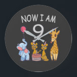Grande Horloge Ronde Now I le 9e anniversaire du Birthday<br><div class="desc">Joyeux 9e anniversaire. Funny and lovely Kids Birthday design with a cute Elephant,  two ferrets and a girafe celebrating your birthday at the zoo.</div>