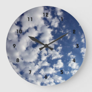 Grande Horloge Ronde Nuages Puffy Sur Ciel Bleu