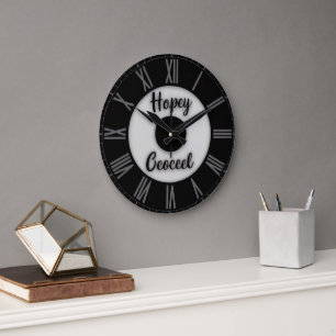 Grande Horloge Ronde « Numéro Romain Nom Personnalisé – Noir Moderne »