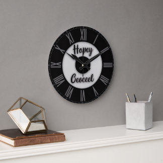 Grande Horloge Ronde « Numéro Romain Nom Personnalisé – Noir Moderne »