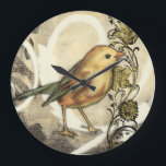 Grande Horloge Ronde Oiseau jaune et vert sur Arrière - plan Vintage<br><div class="desc">Ce mélange de peinture et de croquis dépeint un gros plan d'oiseau jaune et vert sur un simple arrière - plan noir et beige. Les lignes blanches de l'arrière - plan ajoutent un ton vintage. Cette image s'adapterait parfaitement à n'importe quel produit Zazzle personnalisable.</div>