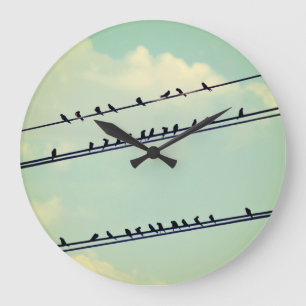 Grande Horloge Ronde Oiseaux sur fil, ciel bleu vintage.