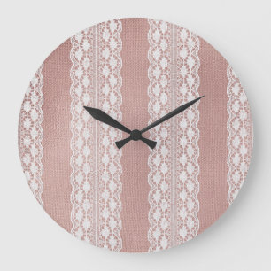 Grande Horloge Ronde Or rose métallique, texture dentelle blanc cassé.
