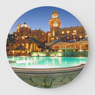 Grande Horloge Ronde Palais de l'Hôtel de la Ville Perdue et piscine