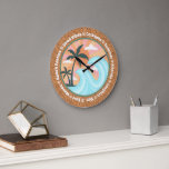 Grande Horloge Ronde Palmiers Tropicaux Hawaiiens Sur Faux Cork<br><div class="desc">Fun liège texturé look coussin extérieur avec amusant coloré rétro image de palmiers verts, vagues bleues, soleil orange, et rayons de soleil jaune et rose. Entouré de mots liés à l'été... Vagues, Beach Parties, Good Vibes, Cocktails, été, amis, rire, soleil et Surf. Cool lancez coussin pour utilisation pendant les fêtes...</div>