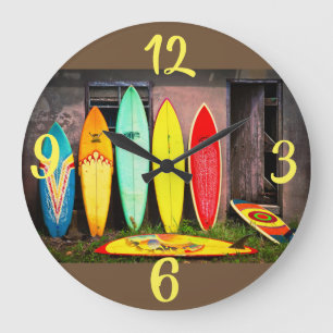 Grande Horloge Ronde Panneaux de surf vintages au magasin de surf sur a