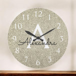 Grande Horloge Ronde Parties scintillant d'étincelle d'or Nom et initia<br><div class="desc">Parties scintillant à étincelle d'or Nom du monogramme et horloge murale de service initial. L'horloge murale est le cadeau parfait pour quelqu'un qui aime la parties scintillant brillante argentée.</div>