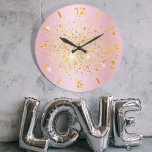 Grande Horloge Ronde Parties scintillant d'or rose pâle poussière de mé<br><div class="desc">Un faux arrière - plan rose vif à l'allure métallique,  décoré avec de la poussière de parties scintillant en faux or. Des chiffres d'or.</div>