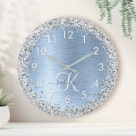 Grande Horloge Ronde Parties scintillant en argent brossé bleu Nom du m<br><div class="desc">Easily personalize this trendy chic wall clock design featuring pretty silver sparkling glitter on a blue brushed metallic background.</div>