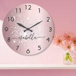 Grande Horloge Ronde Parties scintillant en argent rose pâle, en métal<br><div class="desc">Un faux arrière - plan rose vif à l'allure métallique, décoré avec de la poussière de parties scintillant en faux argent. Personnalisez et ajoutez votre nom écrit avec un script de style à la main tendance avec des swashes. Pour que les swashes ne suppriment que le nom de l'échantillon, laissez...</div>