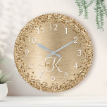 Grande Horloge Ronde Parties scintillant en métal brossé or Nom du mono<br><div class="desc">Easily personalize this trendy chic wall clock design featuring pretty gold sparkling glitter on a gold brushed metallic background.</div>